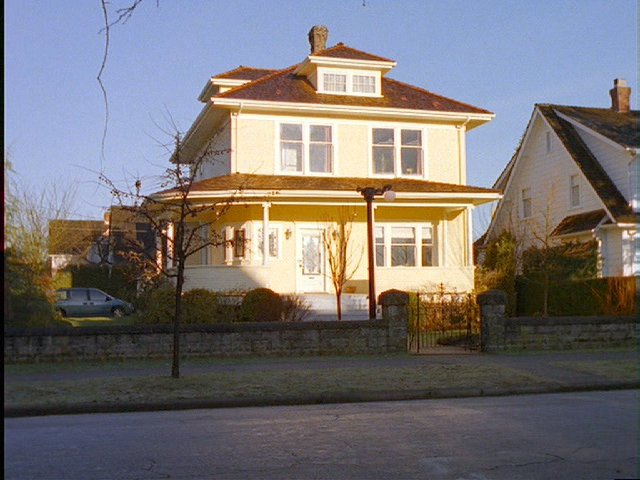 A picture of the Yellow House (1).