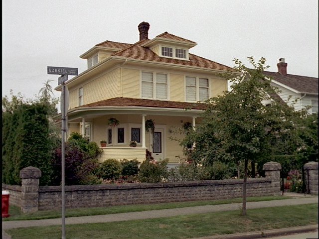 A picture of the Yellow House (13).